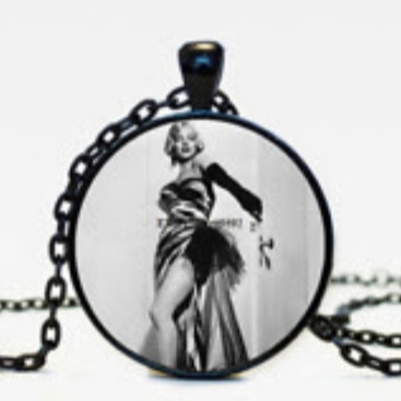 New Marilyn Monroe Glass Cabochon Black Necklace. - Picture 1 of 9